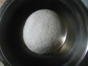 面粉+小苏打+胚芽混合均匀；
    酵母用少许清水化开，倒入面粉混合物中；
    清水倒入面粉中，边倒边用筷子搅成絮状，然后将所有材料混合揉成光滑的面团；