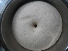 在面团盖上打湿的屉布，放温暖处发酵至原体积两倍大；