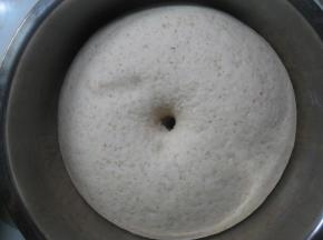 在面团盖上打湿的屉布，放温暖处发酵至原体积两倍大；