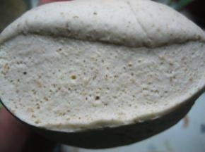 发酵好的面团反复揉搓、排气，直至面团切面无气泡；