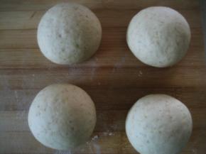 将面团分成等份剂子，揉搓然后滚圆。我分割出11份，其中4份做馒头，剩下的做火烧（这个可随意，都做成馒头或火烧都可以。只是馒头要二次醒发，做火烧不用。）；