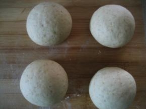 将面团分成等份剂子，揉搓然后滚圆。我分割出11份，其中4份做馒头，剩下的做火烧（这个可随意，都做成馒头或火烧都可以。只是馒头要二次醒发，做火烧不用。）；