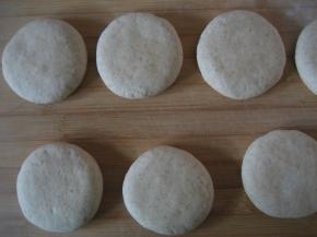 取做火烧的剂子按扁排气；