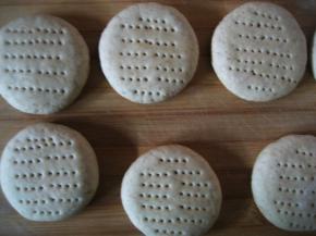 用牙签在面团表面扎孔，防止烙制时火烧膨胀过度，影响外观；