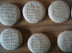 用牙签在面团表面扎孔，防止烙制时火烧膨胀过度，影响外观；