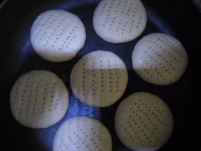 小火烧热平底锅，放入火烧生坯；