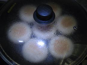 盖上锅盖，小火将火烧两面烙制金黄即可出锅。