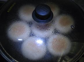 盖上锅盖，小火将火烧两面烙制金黄即可出锅。