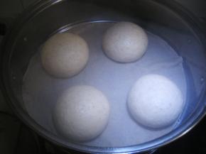 锅内倒入凉水，蒸屉铺上打湿的屉布，放上馒头生坯，盖上锅盖。等馒头生坯醒发20分钟后（差不多为原体积两倍在），大火烧开锅后，转小火蒸20分钟关火，三分钟后再揭盖。