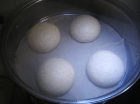 锅内倒入凉水，蒸屉铺上打湿的屉布，放上馒头生坯，盖上锅盖。等馒头生坯醒发20分钟后（差不多为原体积两倍在），大火烧开锅后，转小火蒸20分钟关火，三分钟后再揭盖。