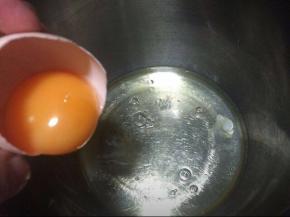 把蛋黄蛋白分离，蛋白放入干净的盆中。