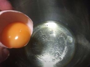 把蛋黄蛋白分离，蛋白放入干净的盆中。