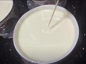 然后在保鲜膜的面上用牙签插几个孔。