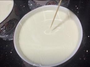 然后在保鲜膜的面上用牙签插几个孔。