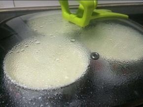 锅中提前放入适量的水煮开，把装了双皮奶液碗全部放入锅中，大火蒸18分钟即可。