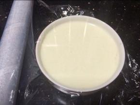 盖上一层保鲜膜，以防在蒸的过程中过多的水蒸汽进入双皮奶中，影响口感。