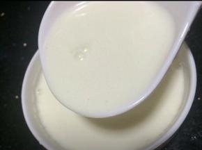 过滤好后舀入碗中。