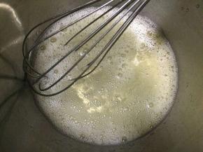 蛋白用手动打蛋器打散，形成很多细小的泡泡。