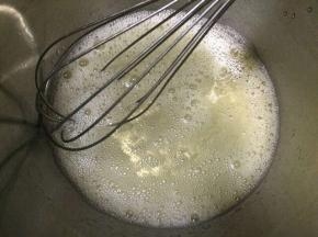 蛋白用手动打蛋器打散，形成很多细小的泡泡。