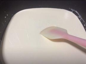 把牛奶、淡奶油、白砂糖倒入锅中，用最小火煮到白砂糖完全融化关火，冷却到40度左右。