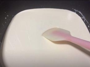 把牛奶、淡奶油、白砂糖倒入锅中，用最小火煮到白砂糖完全融化关火，冷却到40度左右。
