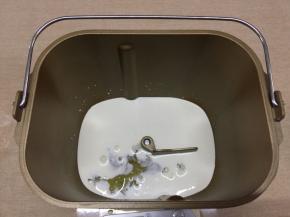 面包桶内加入淡奶油，蛋清，糖和盐（糖和盐放对角）