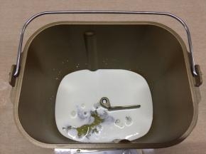 面包桶内加入淡奶油，蛋清，糖和盐（糖和盐放对角）