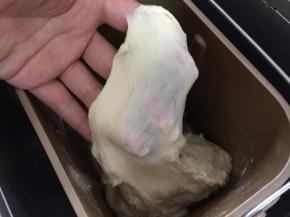 程序结束后，检查面团，已经可以拉出比较粗的膜了