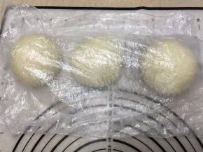 取出面团分成3等份，揉圆后盖保鲜膜静置10分钟