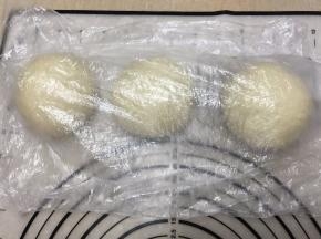 取出面团分成3等份，揉圆后盖保鲜膜静置10分钟