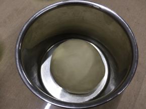 取出面团，揉圆排气，放置在容器内