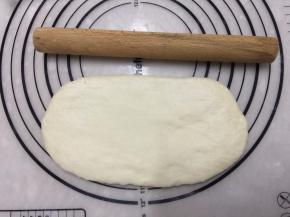 静置完毕后，将面团擀成长舌状