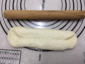 两边往中间折，稍微捏一下接口位置