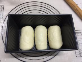 从上往下卷，收口要捏紧，收口向下，同向码入吐司盒内