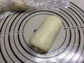 从上往下卷，收口要捏紧，收口向下，盖保鲜膜静置15分钟