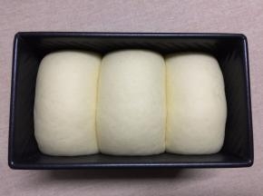 盖保鲜膜送进烤箱发酵30分钟至9分满（发酵功能38度）