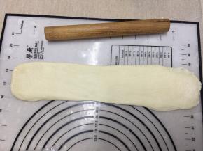 再次将面团擀成长舌状