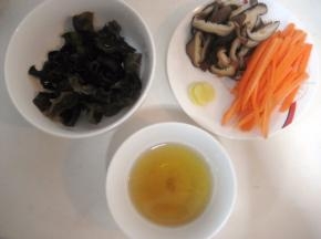 干香菇和干木耳用凉水浸泡一晚，取出洗净去蒂；
  泡香菇的水不要太多，泡完香菇的水不要倒掉，等泥沙沉到到碗底后，将干净的香菇水倒出来备用；
  然后将木耳撕成小块，香菇和的萝卜要细条，姜切片；白菜的菜帮和菜叶分别切成小块；