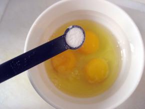 鸡蛋加1/4小匙盐搅打均匀；