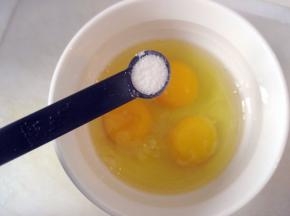 鸡蛋加1/4小匙盐搅打均匀；