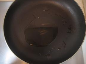 锅中放入3大匙植物油；