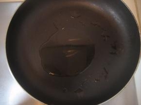 锅中放入3大匙植物油；