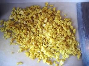 如果蛋液太大块的话，可以先关火，把蛋块放在案板用刀切成小块。