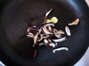 锅内再倒少许油，三成热时下香菇和姜片爆香；