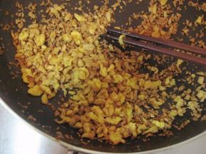 再放入锅中用中火将鸡蛋炒至褐黄色，即成蛋酥。