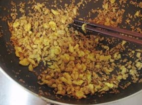 再放入锅中用中火将鸡蛋炒至褐黄色，即成蛋酥。