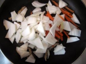 加入白菜帮、胡萝卜和木耳，炒软后加入3/4的蛋酥（余下的做表面装饰）