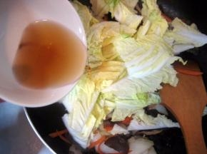 最后倒入白菜叶和香菇水，加盐调味。喜欢喝汤的可以多加些水，我就加了三四碗水（图中小碗）；