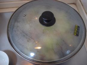 加盖焖至白菜软烂。