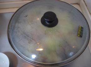 加盖焖至白菜软烂。